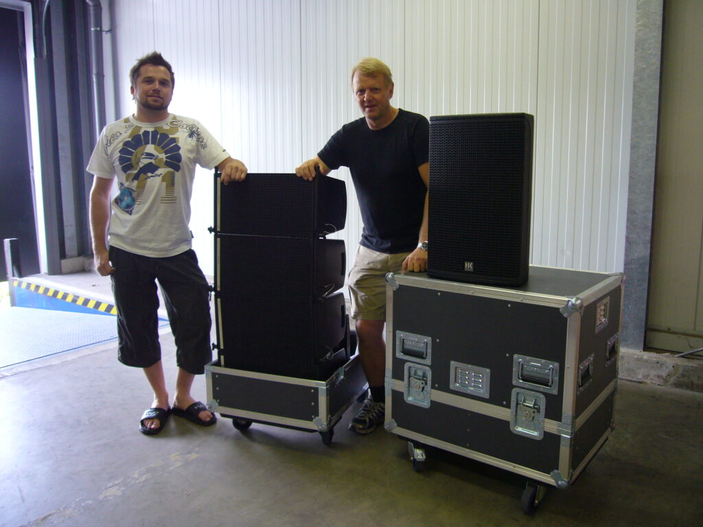 Nielsen von NC Electronic (rechts) und Casper Højhus von der Partnerfirma Mobil Musik beim Abholen des neuen COHEDRA COMPACT Systems und weiterer CT 112 Boxen bei HKAUDIO in St. Wendel.