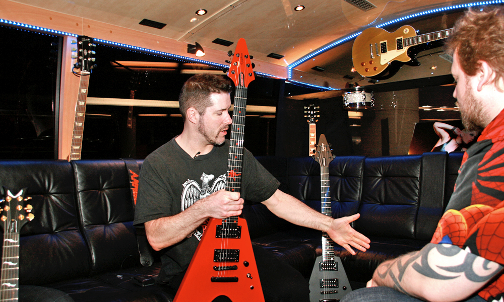 Jeff Waters beim Interview im Gibson Tourbus