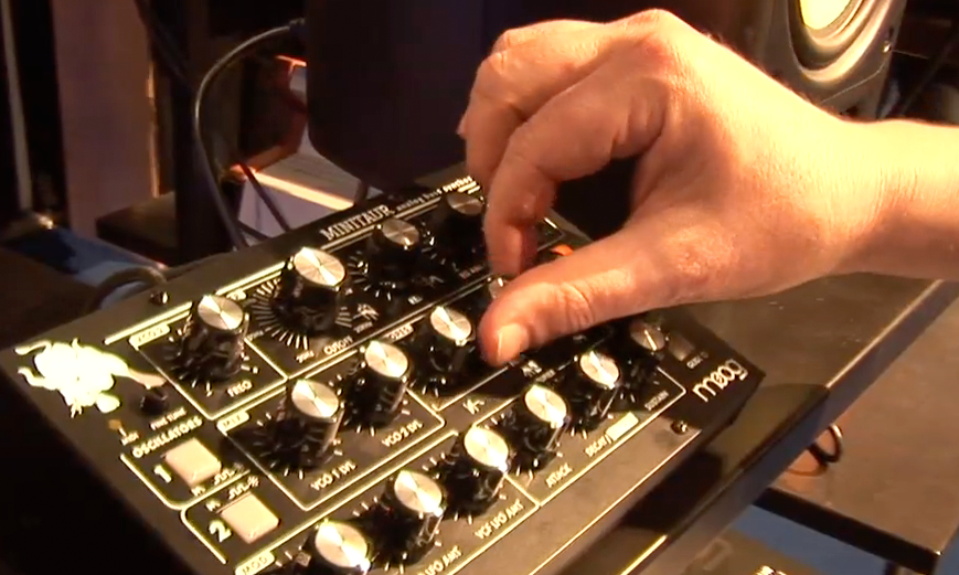 Wir hatten unsere Finger auf der Messe in Frankfurt an dem neuen Bass Synthesizer. Amazona.de hat das Gerät jetzt getestet.