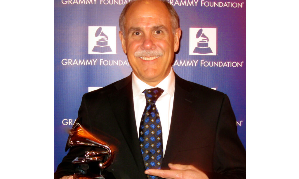 Technischer Grammy für einen Meilenstein: Dave Smith mit seiner hochverdienten Auszeichnung. (Foto: © Dave Smith Instruments)