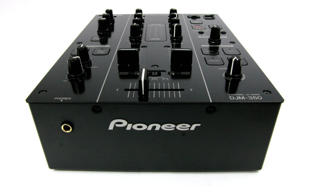 DJ-Mixer-Feature_41-1043086 Bild