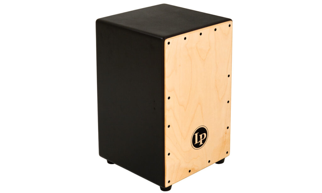 Die Adjustable Snare Cajon in voller Pracht. Aber wo ist der Knopf?