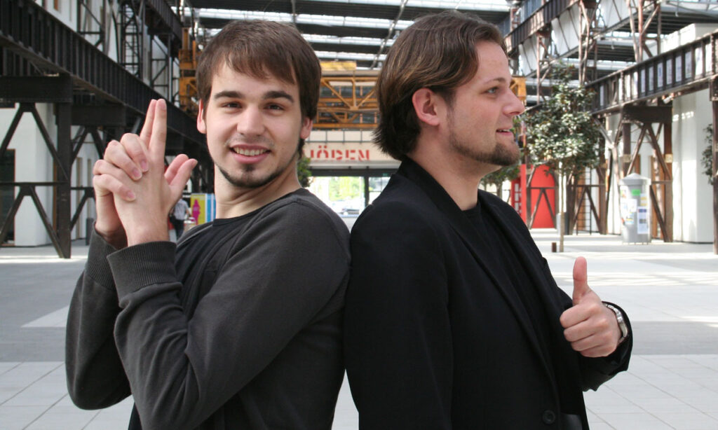 So sieht ein Gewinner aus: Rechts im Bild Matthias, links der glückliche Kumpel Simon.