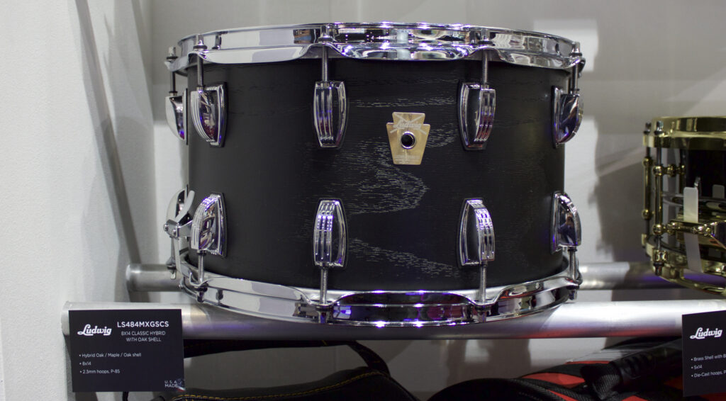 Die neue Ludwig Classic Series Oak - Maple Hybrid Snare am Messestand in Frankfurt.