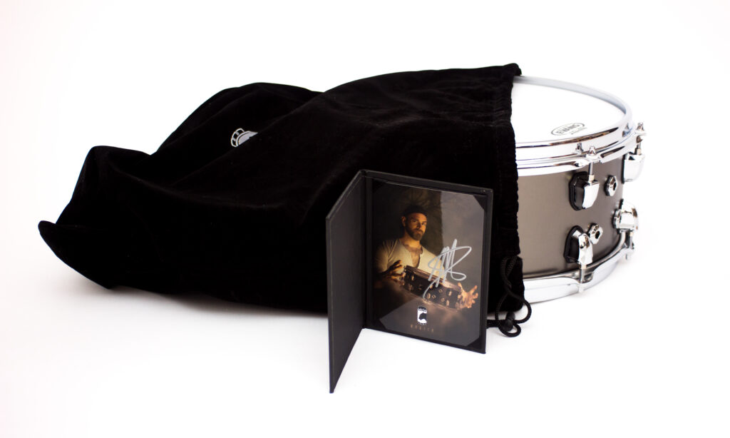 Die 14“x6“ Wraith Snare wird im Samt-Bag und mit Unterschrift des Namensgebers geliefert.