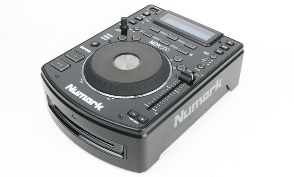 DJ Equipment kaufen > Qualitätsmerkmale CD-Player”></figure>
</html>
<!DOCTYPE html>
<!DOCTYPE html>
<html><p></p><h3>Gemini CDJ 650Gemini CDJ 650 ist ein sehr flexibel einsetzbarer CD/Mediaplayer, der die Audioformate MP3, AAC, AIFF und WAV von CD, USB sowie SD wiedergeben kann. Das Gerät lässt sich als MIDI-Controller und USB-Audiointerface verwenden. Sein grafisches Display verfügt über eine Wellenformanzeige und die Titelgeschwindigkeiten lassen sich wahlweise manuell, automatisch oder mittels ID3-Tag ermitteln. Definitiv <a title=