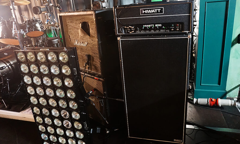 Vorne: Franks Bass Rig, hinten: Justins Gitarren-Cabs