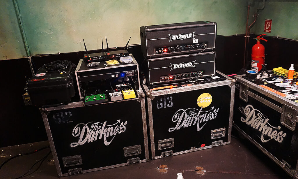 Justin Hawkins Wizard Amps stehen am Bühnenrand, die Speaker auf der Bühne neben dem Bass-Rig.