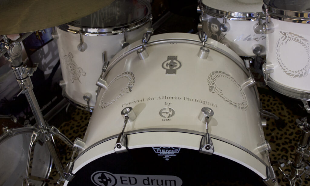 Eine gravierte Bassdrum aus Aluminum auf dem Messestand von ED Drum.