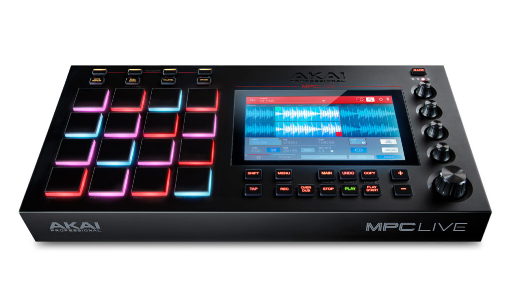 Die AKAI MPC Live enthält einen integrierten Akku für den mobilen Einsatz. (Bild: zur Verfügung gestellt von inMusic)