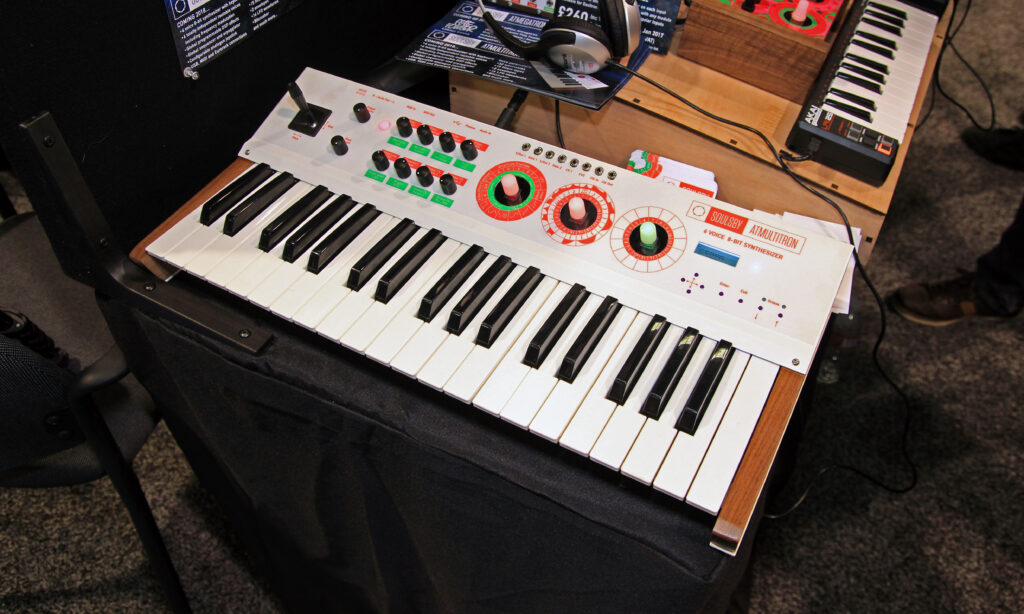 Der Soulsby Atmultitron wird ein sechsstimmig polyphoner 8-Bit Synthesizer.