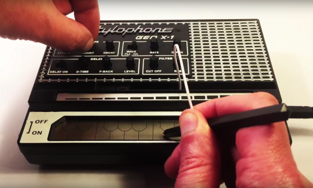 Das Stylophone GEN X-1 ist die aufgebohrte Variante des Klassikers (Bild: YouTube / Stylophone)