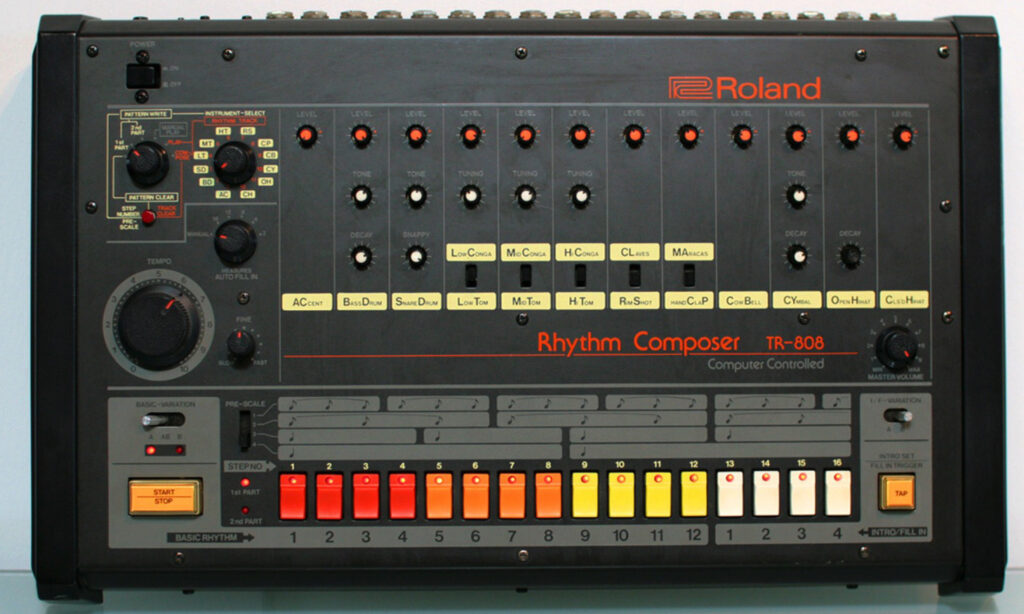 In Arthur Bakers Film über die 808 erfahrt ihr viele Facts und Hintergrundwissen über Rolands Drum Machine.