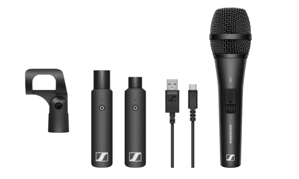 Mit dem Vocal-Set der Serie kann sofort losgelegt werden: Es enthält das dynamische Nierenmikrofon XS 1, eine Mikrofonklemme, einen Sender, einen Empfänger und ein Ladekabel. (Bild: Sennheiser)