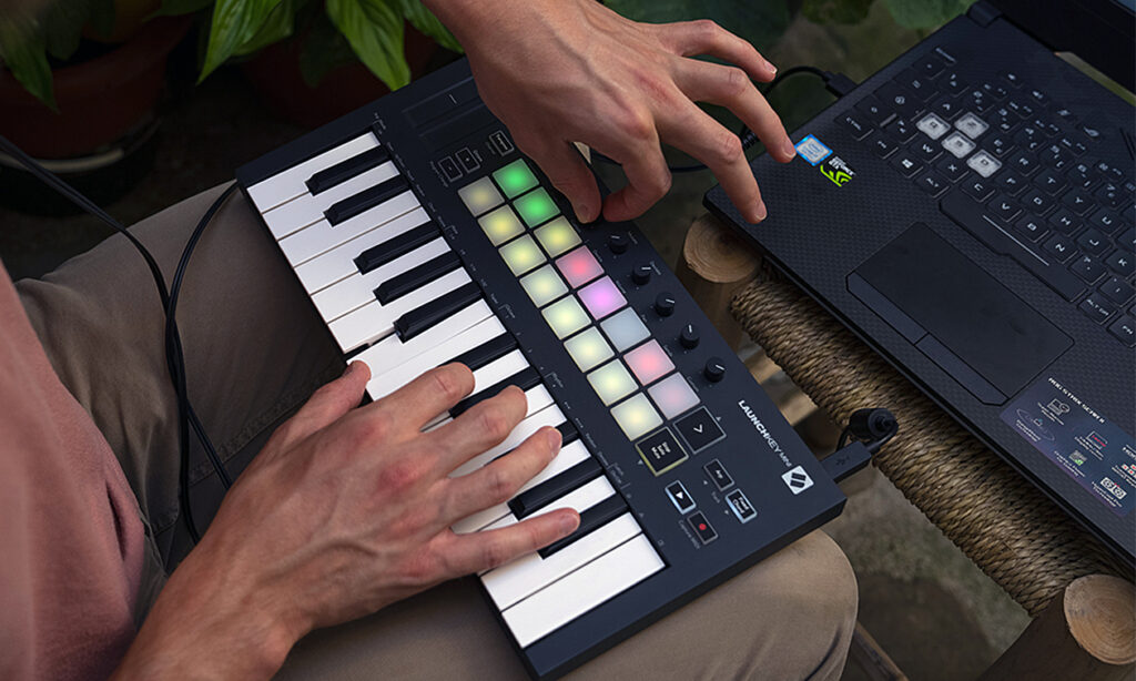 Novation Launchkey Mini MkIII mobil eingesetzt. (Foto: Novation)