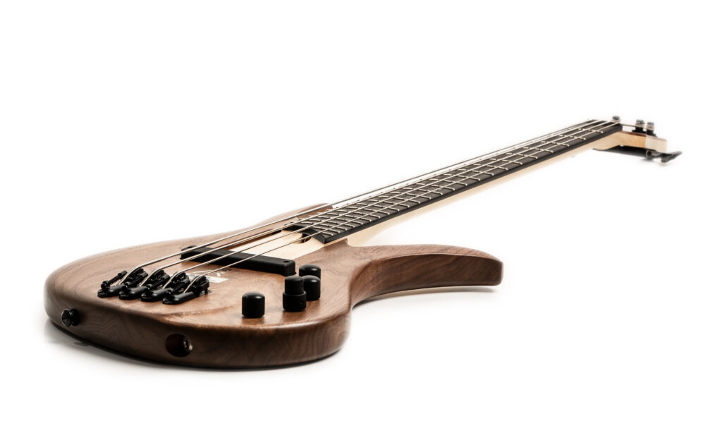 Der Ibanez Affirma AFR4WAP E-Bass hebt sich durch hohen Spielkomfort, leichtes Gewicht und seine edle und eigenwillige Optik aus der Masse heraus.