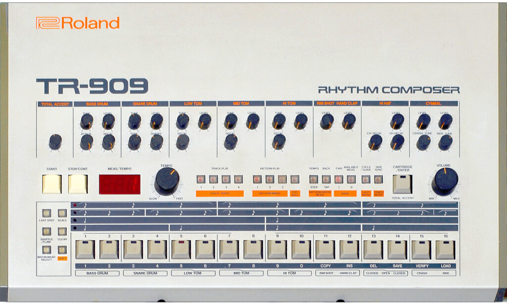 Die klassische Roland TR-909 (Foto: Wikipedia)