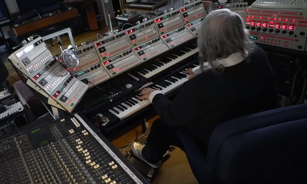 Vangelis im Studio (Quelle: Vevo)