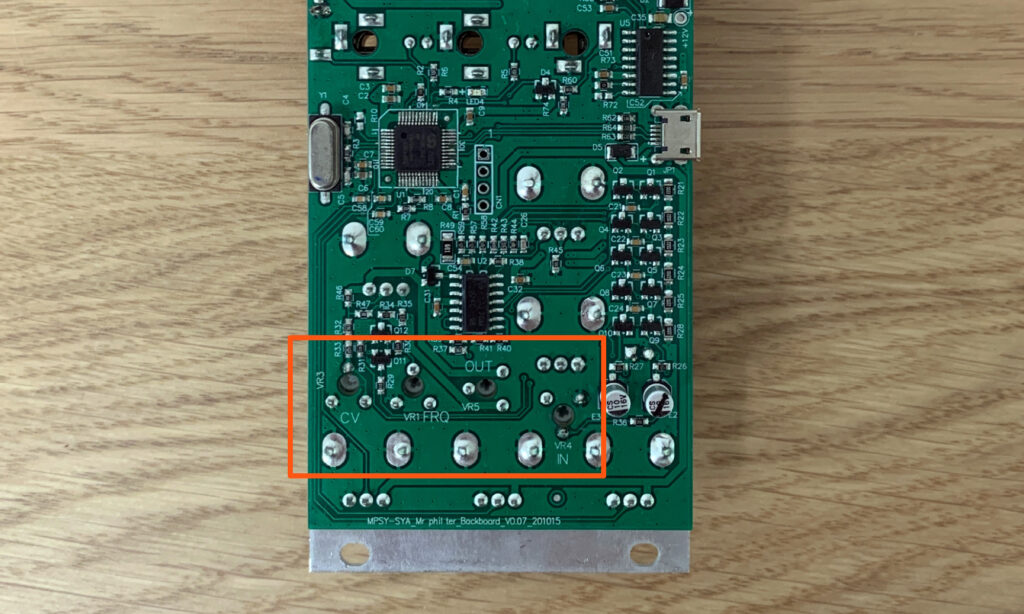 Mittels vier Drehschrauben auf der Rückseite des Moduls kann der Filter-Sound angepasst werden. (Foto: Lukas Hermann)