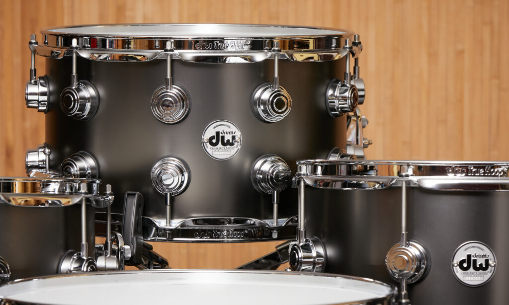 Präsente Sounds zwischen Studioeinsatz und Open-Air-Bühne: Die DW Satin Black Nickel Over Brass Snares decken eine weite Spanne ab.