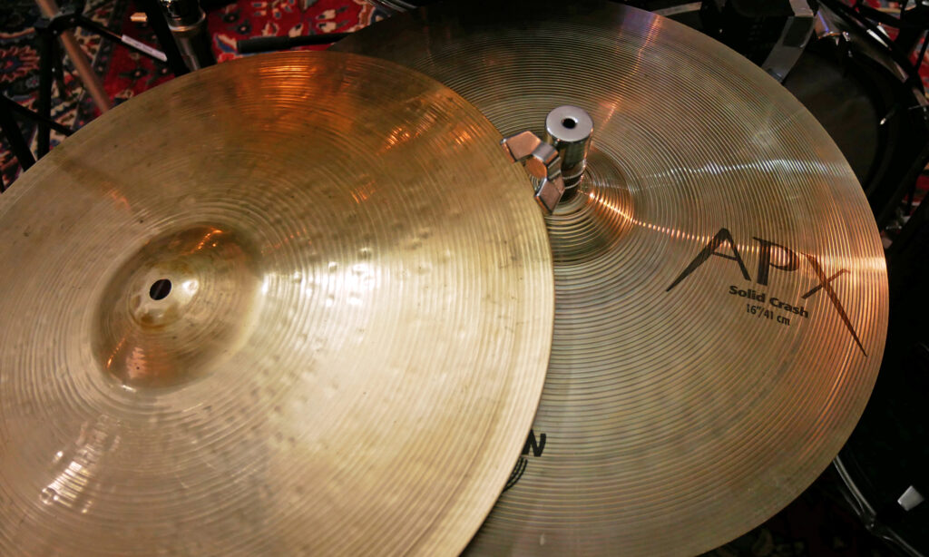 Lars kombiniert sein altes Sabian HH 16“ Sound Control Crash mit einem 16“ APX Solid Crash. Für eine präzise Ansprache nutzt er das schwerere APX Becken als Hi-Hat Top.