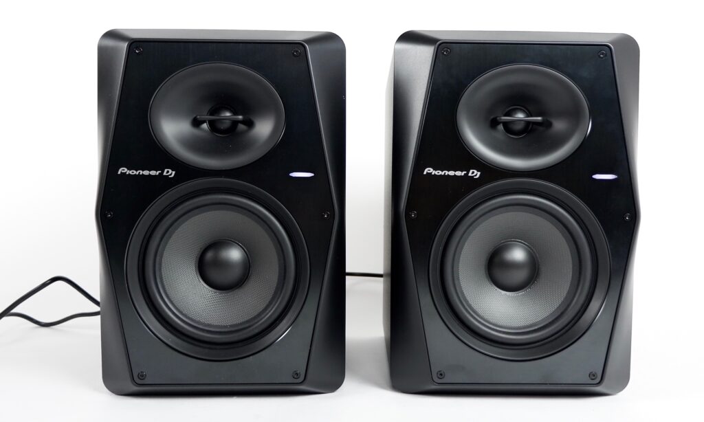 Klare Kante: Die fliehenden Ecken der Pioneer DJ VM-70 Monitor Speaker wirken sehr dynamisch