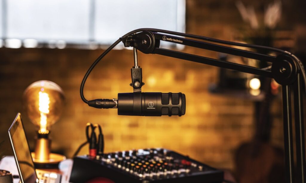 Podcaster und Content Creator müssen sich nicht mehr zwischen professionellem Sound und einem günstigen Preis entscheiden – das AT2040 Podcast-Mikrofon bietet beides.