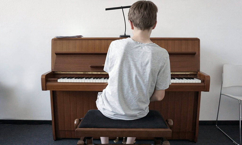 Durch Gewichtsverlagerung beim Spielen sollten keine Geräusche seitens des Sitzmöbels wahrnehmbar sein. (Foto: Tobias Homburger)