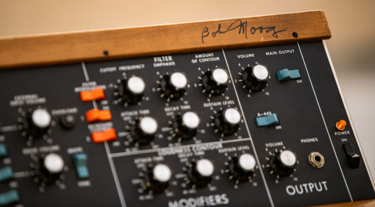 Den Synthesizer ziert das Autogramm von Bob Moog