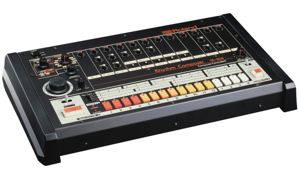 TR-808 in Schrägansicht.