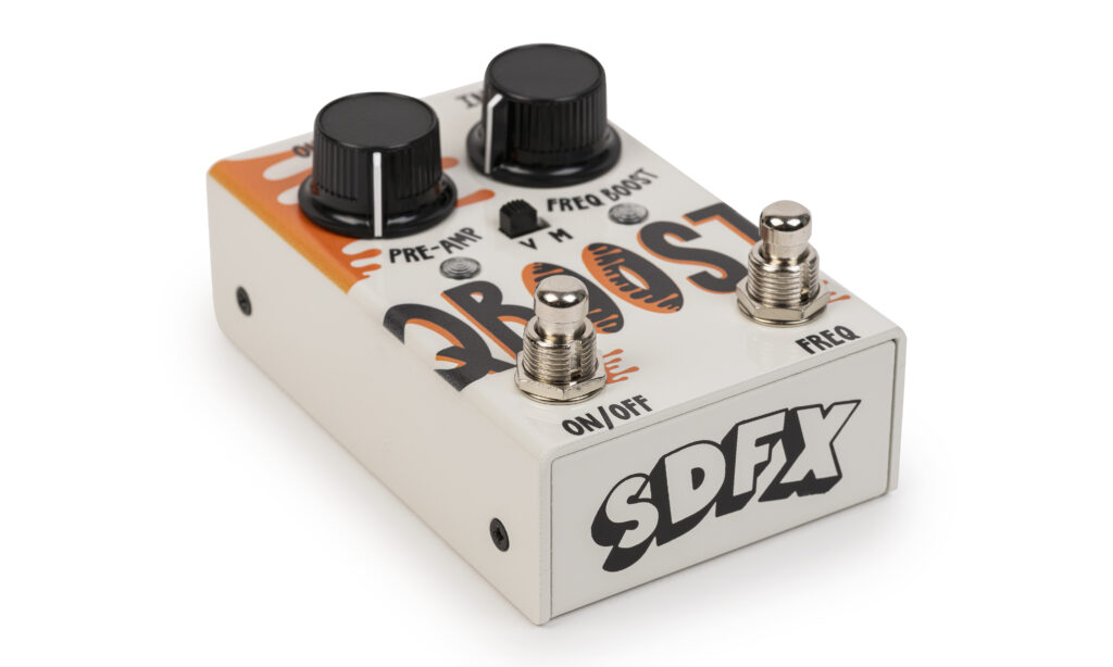 Das Stone Deaf QBoost Pedal greift charakterstark in den Signalweg ein und kann mit schmutzigen Overdrive-, Distortion- und Fuzz-Sounds aufwarten.