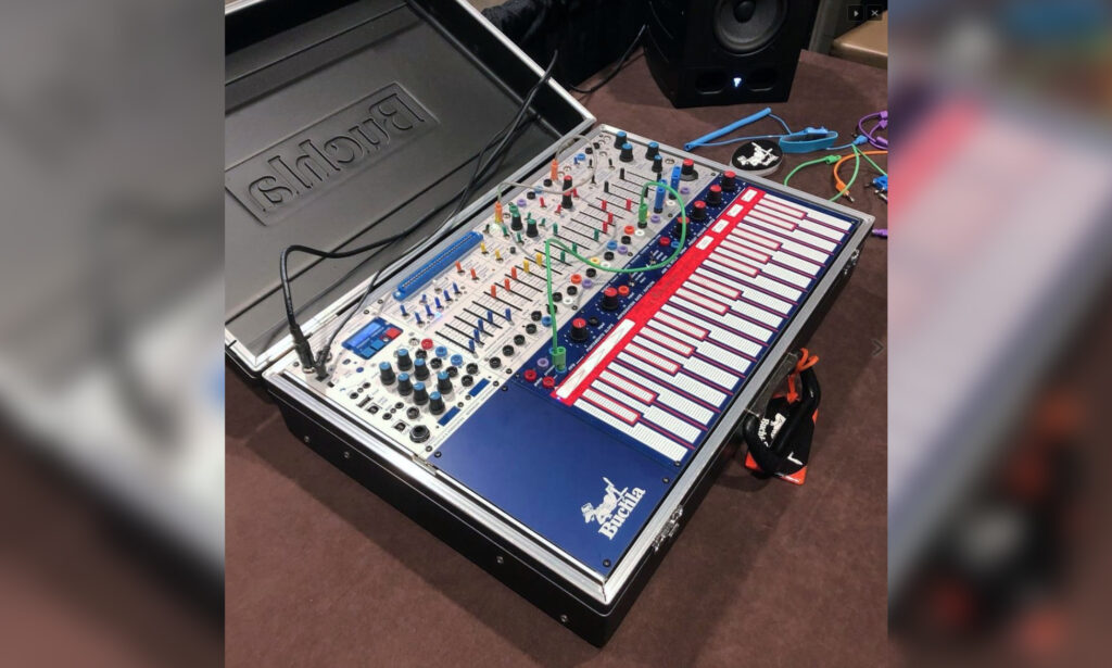 Der neue Buchla Music Easel in seinem Case (Foto: Synthtopia)