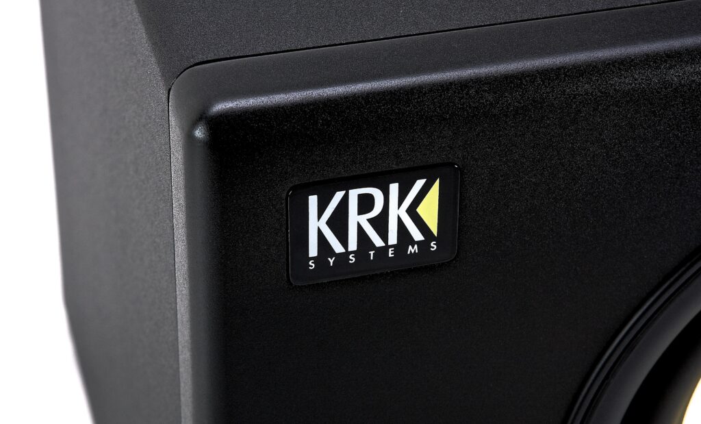 Das KRK-Logo steht bei S8.4 wie S10.4 für ordentliche Gesamtleistung bei überschaubarem Preis.