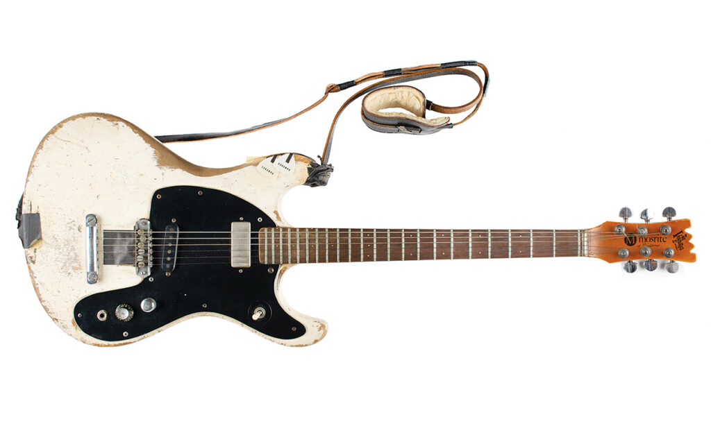 Bildquelle: (c) RR Auctions / Quelle: https://www.rrauction.com/auctions/lot-detail/344576406269009-johnny-ramone-s-stage-used-and-owned-mosrite-ventures-ii-guitar/?cat=189