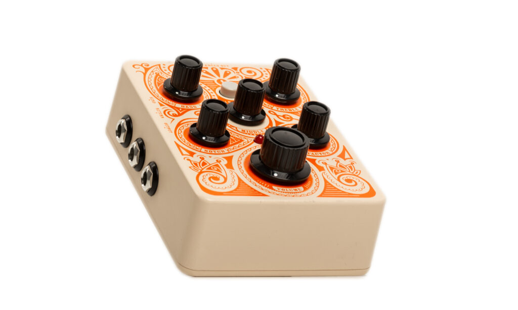 Das Orange FX Pedal Acoustic kombiniert DI-Box, effektive Klangregelung und aktiven Effekt-Einschleifweg zu einem praktischen Tool für den Einsatz mit Akustikgitarren.