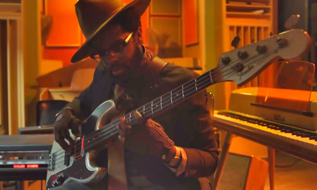 Adrian Younge mit seinem neuen Bass aus dem Fender Custom Shop (Alle Bilder sind Screenshots aus dem unten verlinkten Video; Bildquelle: www.youtube.com/watch?v=OFxbGoF-yeE&t=2s)