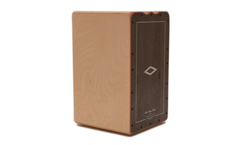 Dieser Quader kann rundum überzeugen: Das Artisan Edition Tango Line Cajon Grey Eucalyptus.