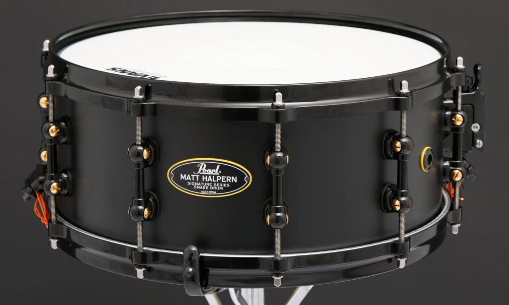 Straff, fett und erstaunlich vielseitig auch mit dem dicken Werksfell: Die Pearl Matt Halpern Signature Snaredrum ist eine sehr gute Messing-Snaredrum.