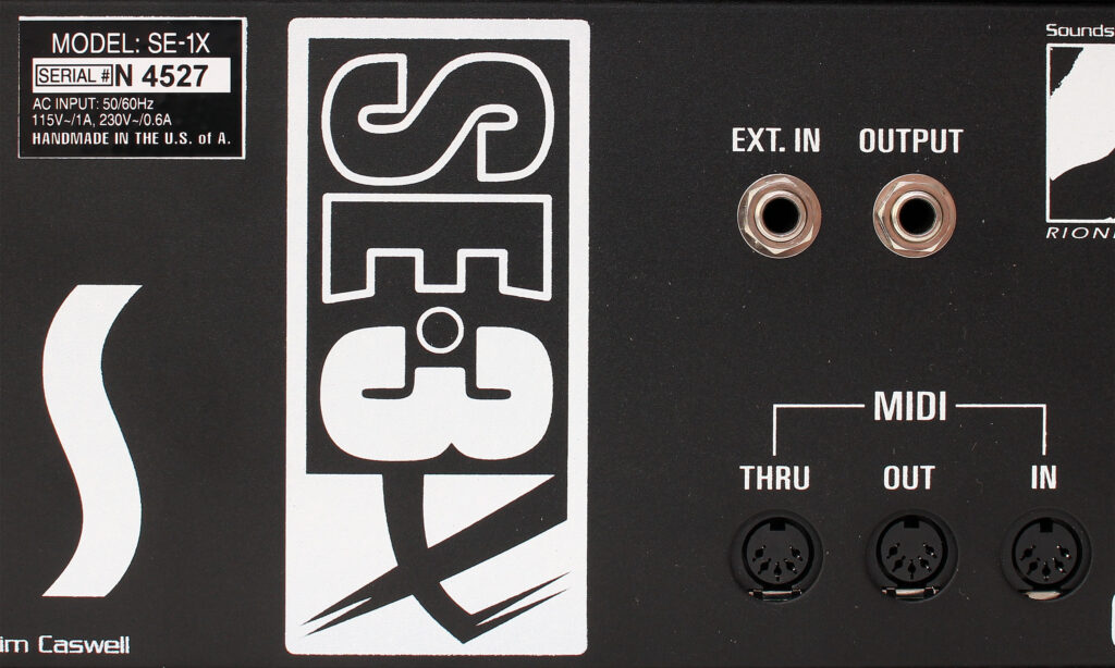 Der SE-3X ist so nah am Vorgänger, dass er sogar eine Seriennummer des SE-1X bekommt. Die neuen Hardware-Features erinnern an eine ab Werk eingebaute Modifikation.