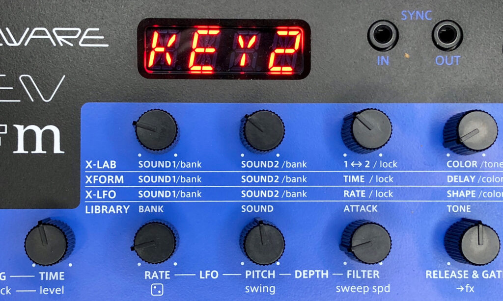 Die Soundbänke werden durch klare Kürzel wie LD1/2, KEY1/2, PAD1/2, STR1/2, WND1/2, BS1/2, KCK1/2, SNR1/2, HH1/2, PRC1/2, BELL, CHD1/2, RYTM, SFX1/2, XLFO oder schlicht BK30, etc. angezeigt. (Foto: Christine Mangels)