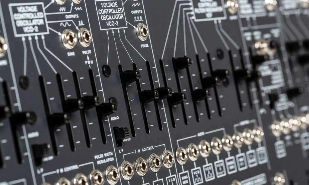 Die vielen Fader des ARP 2600 M laden zu Experimenten ein – etwa mit der Filterresonanz oder Frequenzmodulation.