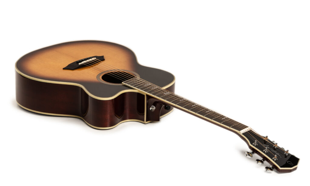 Mit der Sire Larry Carlton A4-G erhält man eine gut klingende und angenehm bespielbare Akustikgitarre mit bühnentauglichem Pickup-System.