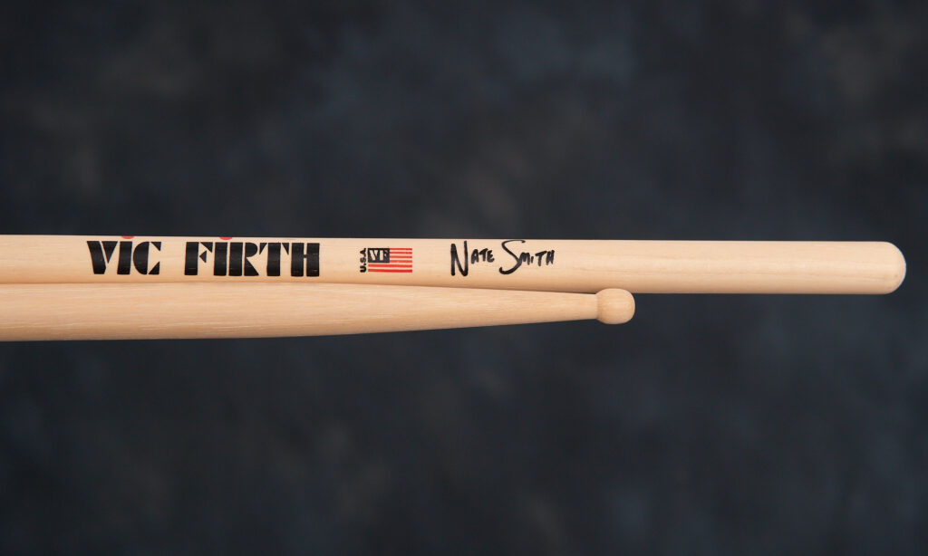 Nate Smiths Signature Stick ist etwas dünner und länger als ein 7A und hat eine fassförmige Spitze.