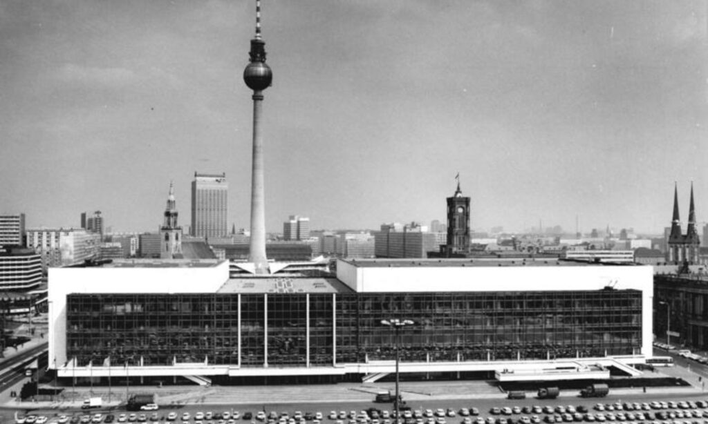 Der „Jugendtreff im Palast der Republik“ war die Vorzeigediscothek im Vorzeigebau der DDR. Heute steht hier das rekonstruierte Berliner Stadtschloss. (Bild: Peter Heinz Junge, Bundesarchiv, commons wikimedia) https://commons.wikimedia.org/wiki/File:Bundesarchiv_Bild_183-1986-0424-304,_Berlin,_Palast_der_Republik.jpg