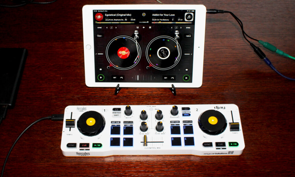 Hercules DJControl Mix mit iPad im Klappständer mit Split-Kabel