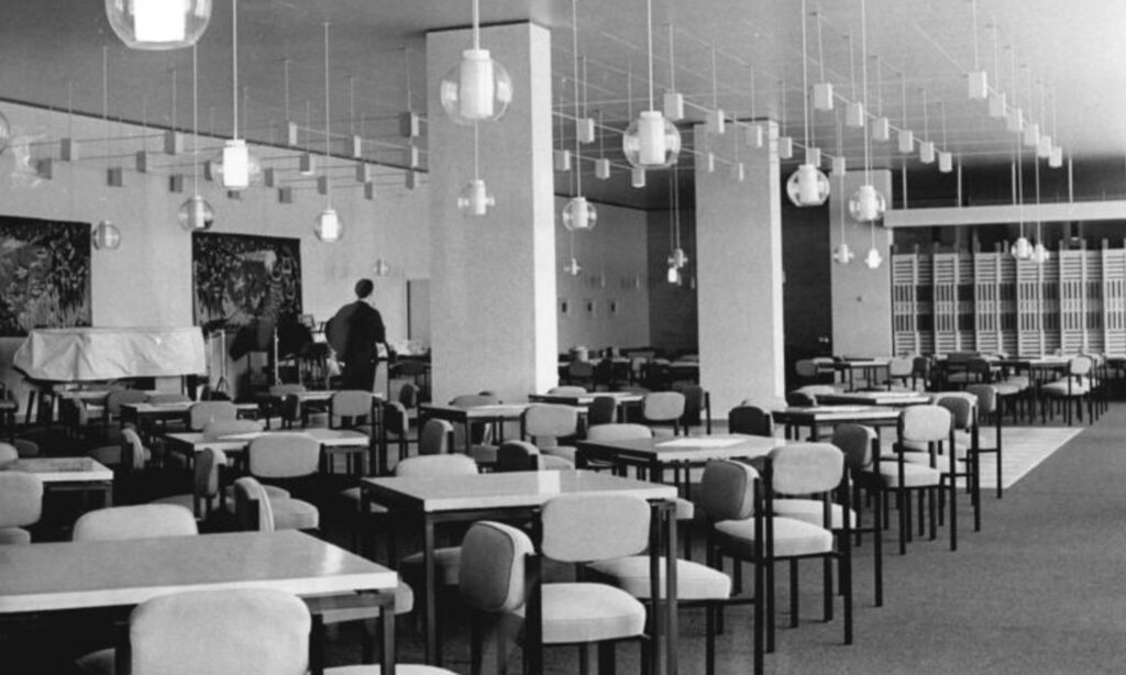 Nachts wurden Tische und Stühle weggestellt und der Diskotheker spielte zum Tanz, so wie hier im Tanzcaferaum des Lindencorso in Berlin (Bild: commons wikimedia, Bundesarchiv Bild 183-E0505-0014-002, Berlin, "Lindencorso", Tanzcafé.jpg)