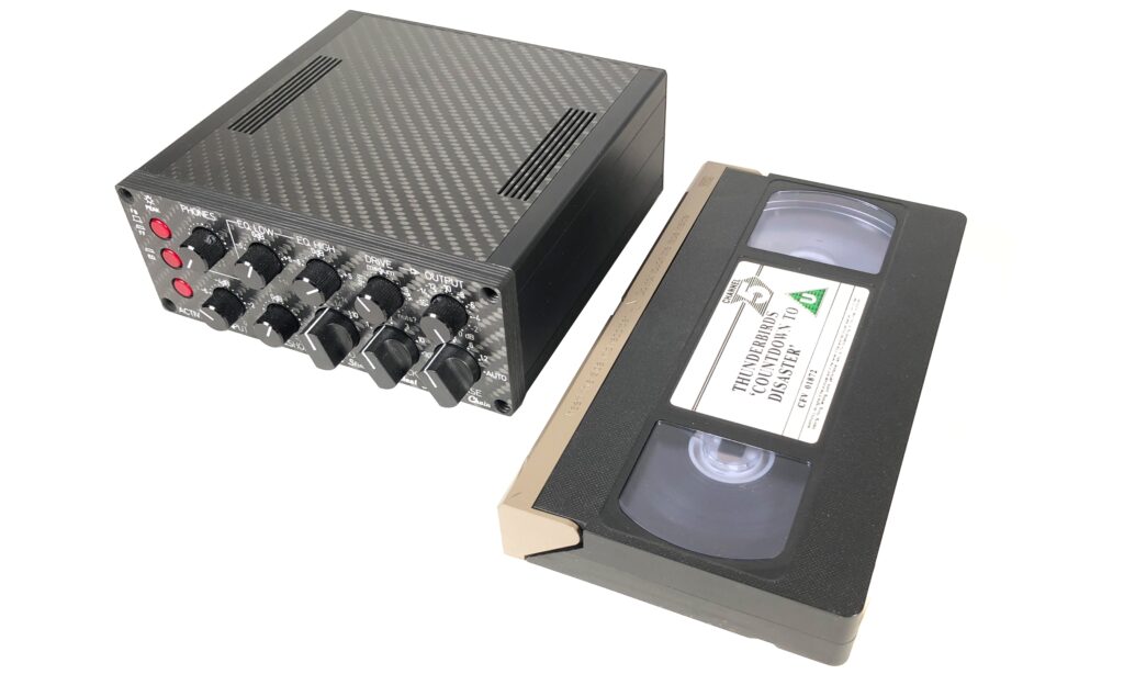 Hier noch mal ein kleiner Größenvergleich Instant Mastering Chain vs. Videokassette