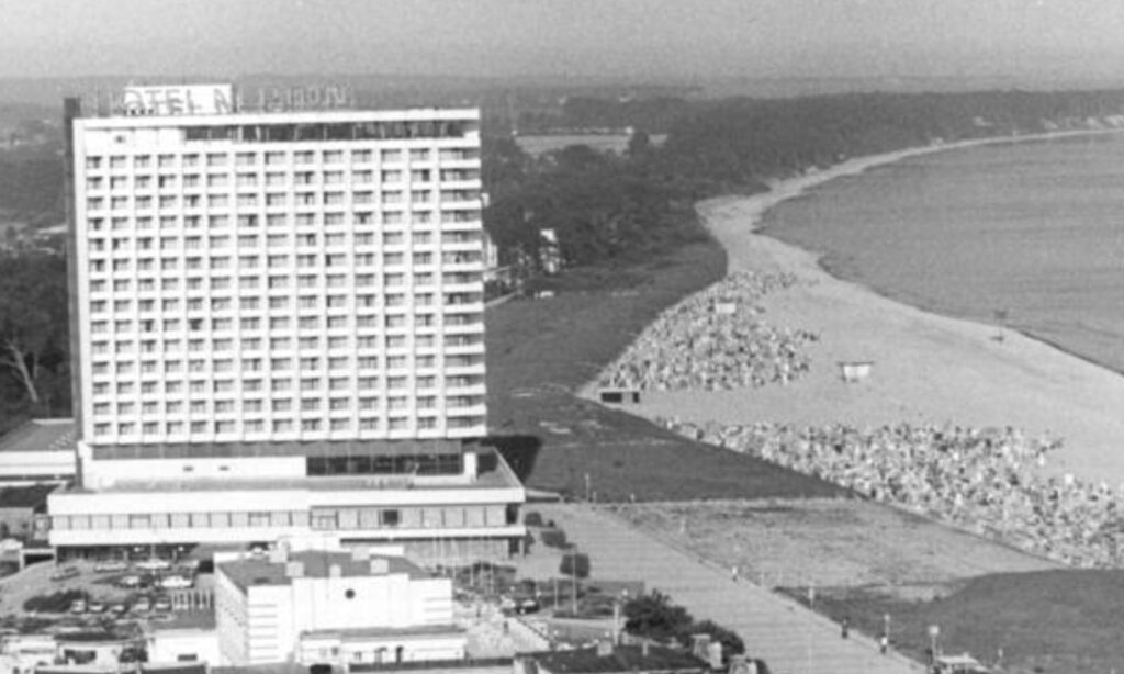 Im Sommer legten die bekannten Diskotheker gerne an der Ostsee auf. Das luxuriöse Hotel Neptun am Strand von Warnemünde war ein fester Bestandteil der alljährlichen „Bädertour“ (Bild: Jürgen Sindermann, commons Wikimedia) https://commons.wikimedia.org/wiki/File:Bundesarchiv_Bild_183-1988-0704-010,_Warnem%C3%BCnde,_Hotel_%22Neptun%22,_Strand.jpg