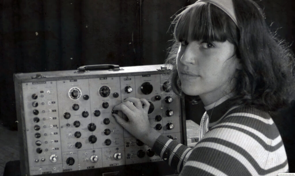 Einer der Schöpfer des Loumavox Synthesizers: Louise Voksinski. Ihr Bruder Marc kam in den 1970er Jahren bei einem Unfall ums Leben. (Quelle: YouTube)