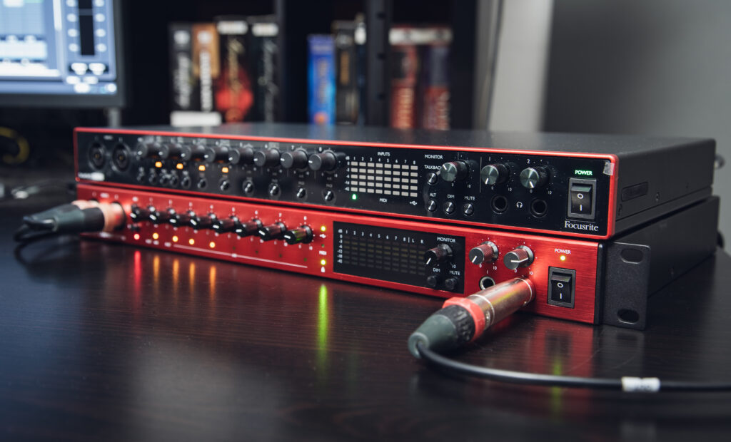 Das Focusrite Clarett+ 8 Pre zusammen mit dem Scarlett 18i20 3rd Gen. während der Testaufnahmen.